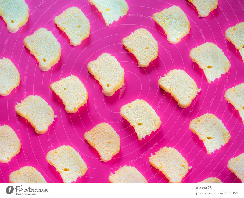 Schnittkuchenmuster auf starkem rosa Hintergrund Joghurt Dessert Frühstück frisch lecker gelb rot Tradition backen Bäckerei Kuchen Konfekt geschnitten