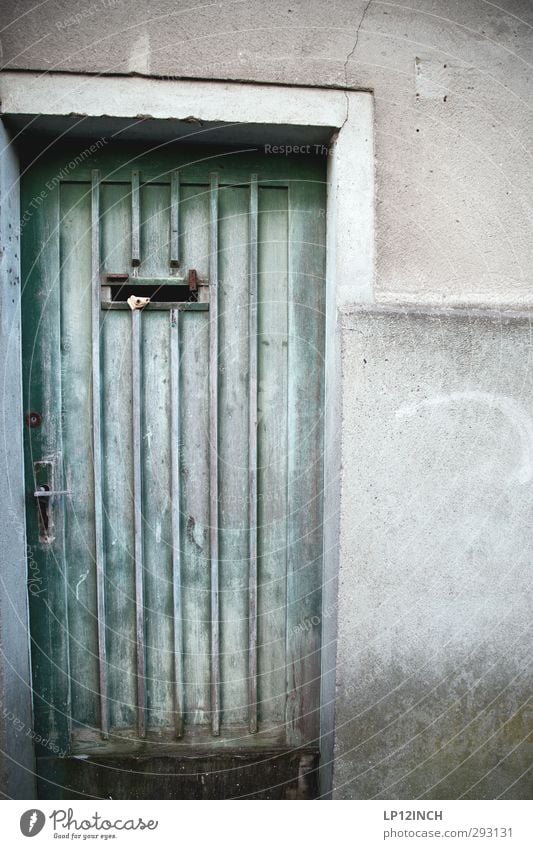 The Doors XVII Häusliches Leben Wohnung Haus Renovieren Wismar Altstadt Fassade Tür Holz alt kalt Eingangstür Griff Altbauwohnung verfallen Farbfoto