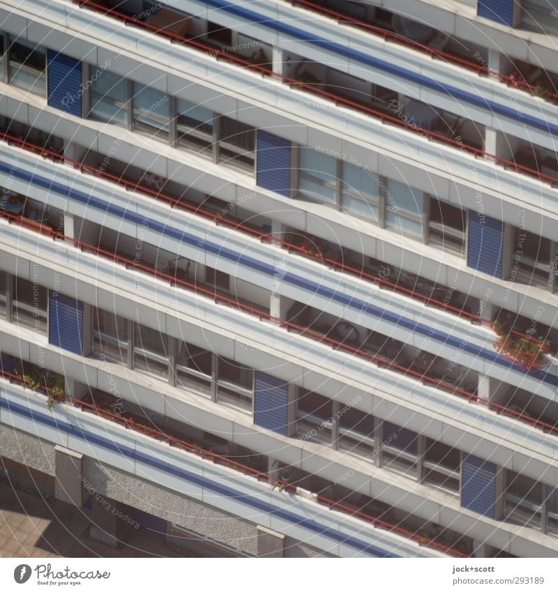 Schicht auf Schicht ein Plattenbau Berlin-Mitte Stadthaus Fassade Balkon Fenster Beton Streifen hässlich modern unten Symmetrie diagonal Vogelperspektive