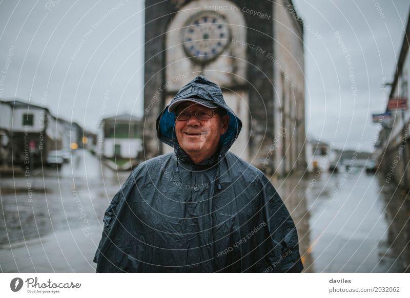 Lächelnder älterer Mann mit Regenmantel Lifestyle Gesicht Leben Freizeit & Hobby Tourismus Abenteuer wandern Mensch maskulin Erwachsene Vater 1 60 und älter