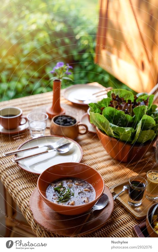 Gesunder Essstil, Frühstück mit leckerem Gemüse Frucht Kräuter & Gewürze Kaffee Teller Lifestyle Wellness Sommer Stuhl Tisch Natur Pflanze Blume Holz frisch