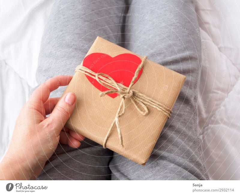 Frau mit Geschenkpaket mit Herz Muttertag Geburtstag feminin Erwachsene Leben Hand 1 Mensch 45-60 Jahre Verpackung Paket berühren Vorfreude Freundschaft dankbar