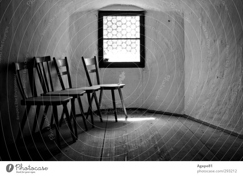 Turmzimmer Stuhlreihe Stuhlgruppe Fensterblick gruselig historisch kalt Schwarzweißfoto Innenaufnahme Menschenleer Tag Licht Schatten Sonnenlicht