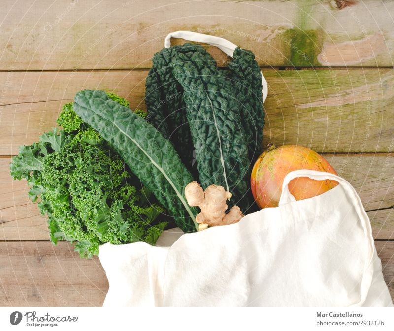 Stofftasche mit Gemüse auf Holzuntergrund. Lebensmittel Frucht Suppe Eintopf Ernährung Bioprodukte Vegetarische Ernährung Diät Lifestyle Gesundheit Sommer Tisch