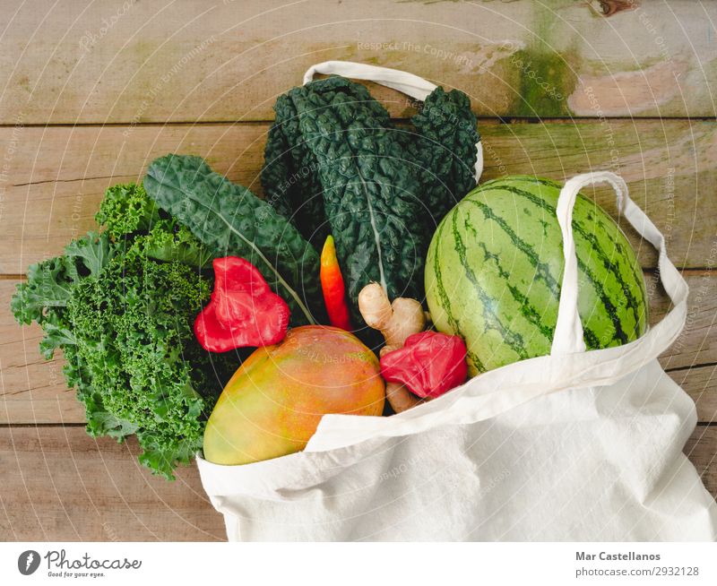 Stofftasche mit Gemüse auf Holzuntergrund. Lebensmittel Frucht Ernährung Bioprodukte Vegetarische Ernährung Diät Lifestyle kaufen Sommer Tisch Küche Blatt
