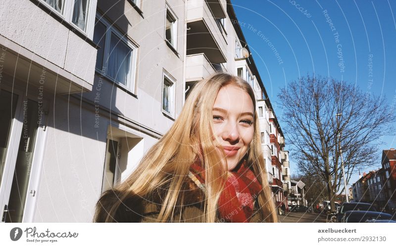 fröhliche junge Frau auf der Straße im Winter Lifestyle Junge Frau Jugendliche authentisch Lächeln Stadtleben Freizeit & Hobby Mensch feminin 13-18 Jahre