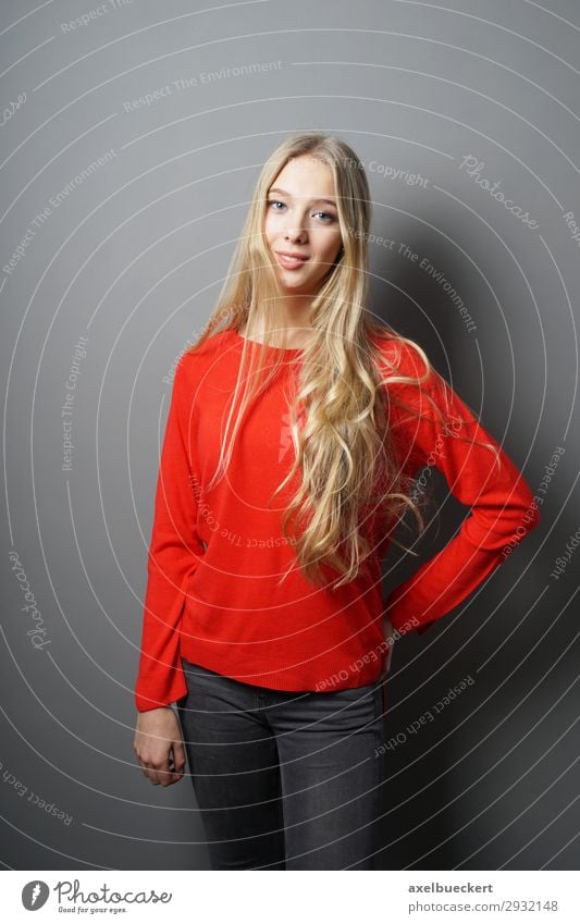 junge Frau mit langen blonden Haaren Lifestyle Mensch feminin Junge Frau Jugendliche Erwachsene 1 13-18 Jahre 18-30 Jahre Mode Jeanshose Pullover