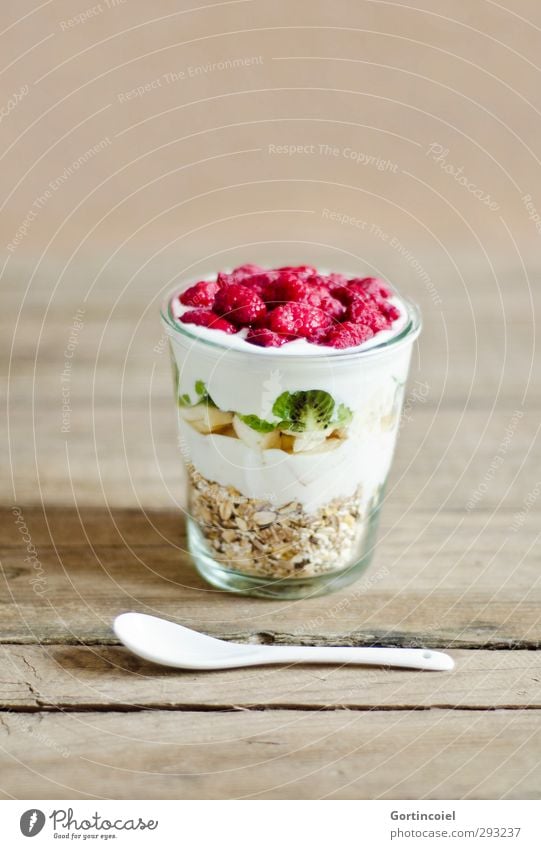Buntes Frühstück Lebensmittel Joghurt Frucht Getreide Ernährung Bioprodukte Vegetarische Ernährung Diät Slowfood Glas Löffel frisch Gesundheit lecker Müsli