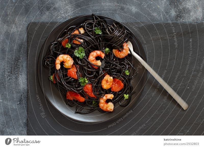 Nudeln mit Tintenfisch, Garnelen und Tomaten Meeresfrüchte Essen Abendessen Gabel lecker schwarz Tintenfarbstoff Spaghetti Granele Italienisch Spätzle