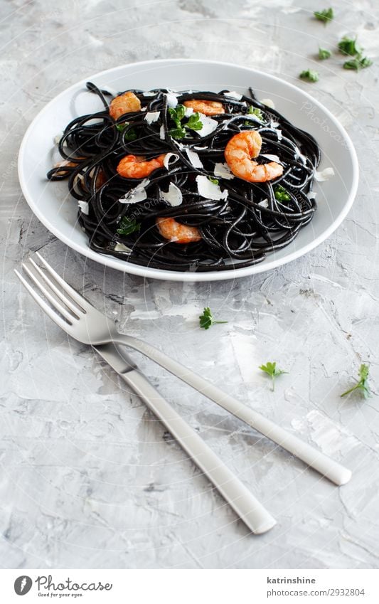 Nudeln mit Tintenfisch, Garnelen und Tomaten Meeresfrüchte Essen Abendessen lecker modern grau schwarz Tintenfarbstoff Spaghetti Granele rustikal Italienisch
