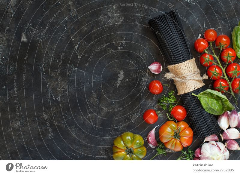Nudeln mit Tintenfischtinte und Gemüse modern grün rot schwarz weiß Tintenfarbstoff Spaghetti Italienisch Spätzle Tomate Kirschtomaten Zutaten Basilikum