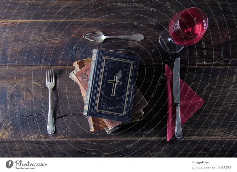 Was setzt die Kirche uns vor? – Abendmahl Kreuz Glaube Gotteslob Religion & Glaube Wein Gesunde Ernährung Tisch Gedeck Löffel Gabel Messer Weinglas Buch