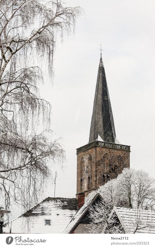 St. Laurentius im Schnee Dorf Kleinstadt Haus Kirche Dach Sehenswürdigkeit kalt Spitze weiß Kirchturm Kirchturmspitze Kirchturmuhr Protestantismus Winter