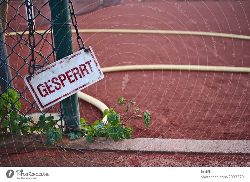 Sportplatz gesperrt wegen is nich geschlossen rot Wasserschlauch Schilder & Markierungen Verbote Ansage Menschenleer Barriere Zaun Hinweisschild Gitter