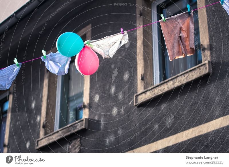 Auf der Leine. Freude Glück Sommer Feste & Feiern Haus Bekleidung Luftballon Fröhlichkeit Sauberkeit Farbe Gelassenheit Leben Lebensfreude Leichtigkeit rein
