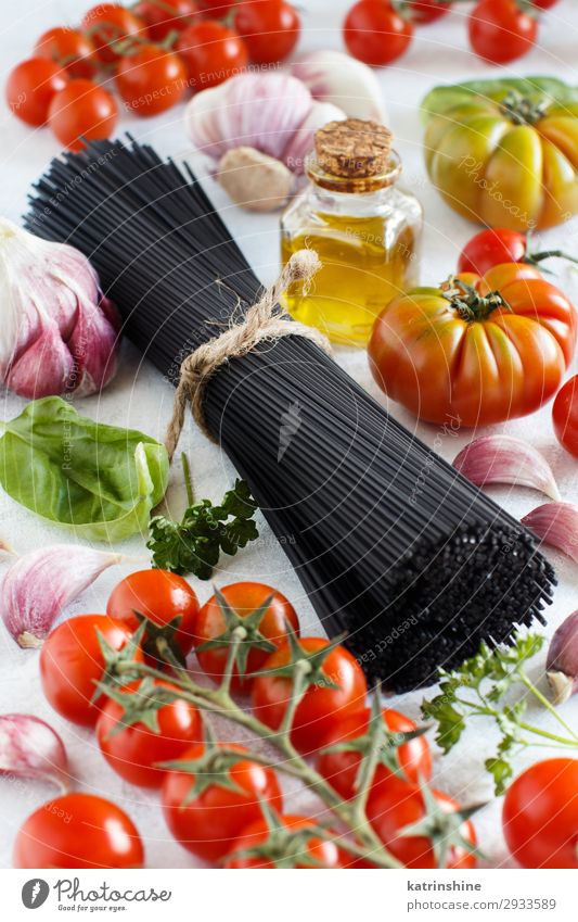 Nudeln mit Tintenfischtinte und Gemüse modern grün rot schwarz weiß Tintenfarbstoff Spaghetti Italienisch Spätzle Tomate Kirschtomaten Zutaten Basilikum