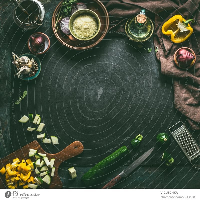 Essen und Kochen Hintergrund mit Gemüse Lebensmittel Salat Salatbeilage Kräuter & Gewürze Öl Ernährung Mittagessen Bioprodukte Vegetarische Ernährung Diät