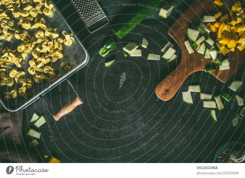 Vegetarische Tortellini mit Gemüse Lebensmittel Teigwaren Backwaren Ernährung Bioprodukte Vegetarische Ernährung Diät Italienische Küche Geschirr Stil Design