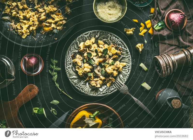 Platte mit vegetarischen Tortellini Nudeln Lebensmittel Ernährung Mittagessen Bioprodukte Vegetarische Ernährung Geschirr Teller Gabel Stil Design