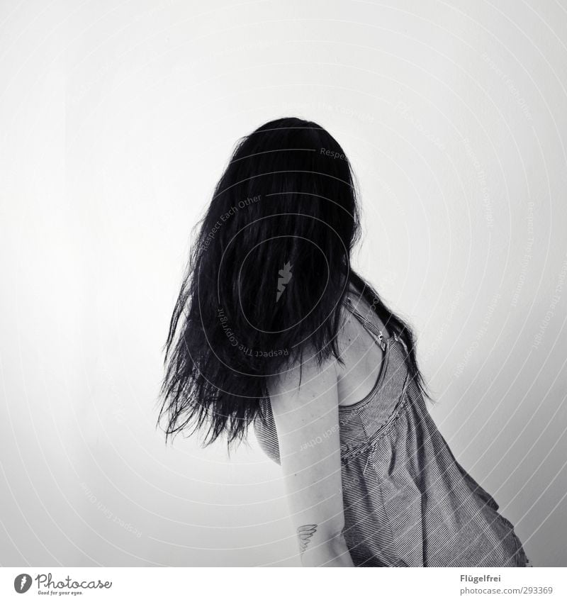 Undurchschaubar feminin Junge Frau Jugendliche 1 Mensch 18-30 Jahre Erwachsene warten Haare & Frisuren Illusion verdreht gruselig gebeugt Horrorfilm