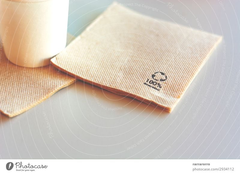 Einwegserviette aus Recyclingpapier. Mittagessen Kaffee Tasse kaufen Design Dekoration & Verzierung Tisch Restaurant Business Umwelt Papier natürlich Sauberkeit