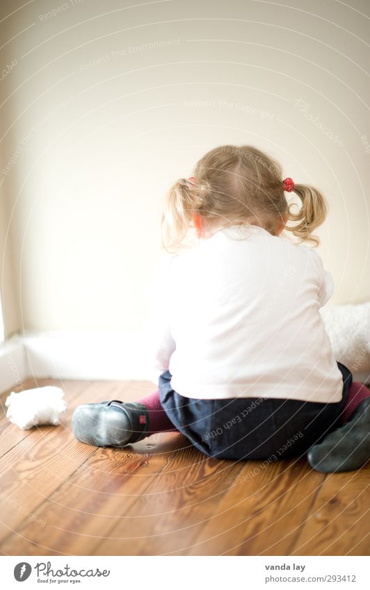 Kinderzimmer Spielen Mensch Kleinkind Mädchen Kindheit Rücken 1 1-3 Jahre blond Locken Zopf Wut weiß Traurigkeit Konflikt & Streit Konzentration Farbfoto