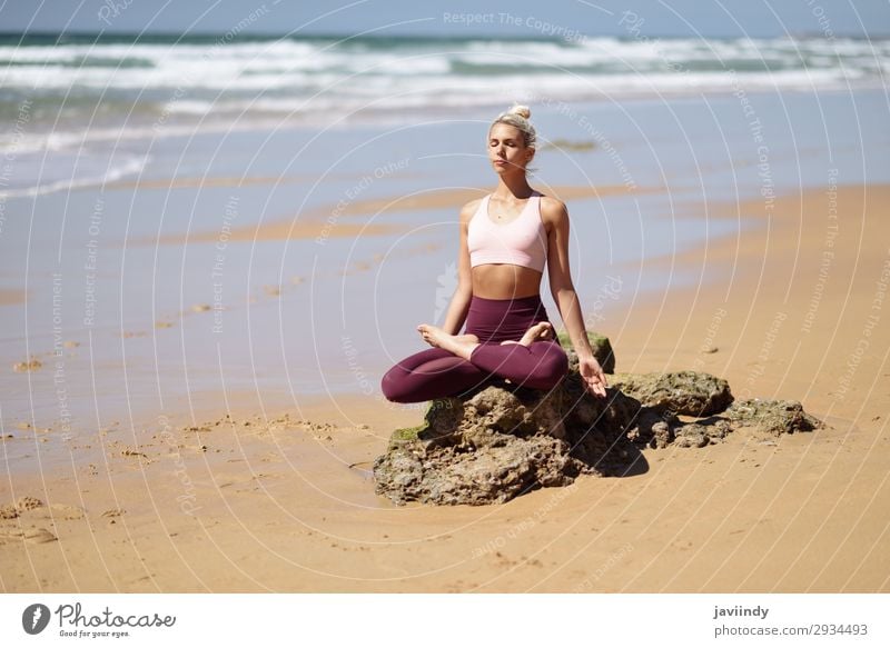Kaukasische blonde Frau, die Yoga am Strand praktiziert. Lifestyle schön Körper Leben harmonisch Erholung ruhig Meditation Sommer Meer Sport Mensch feminin