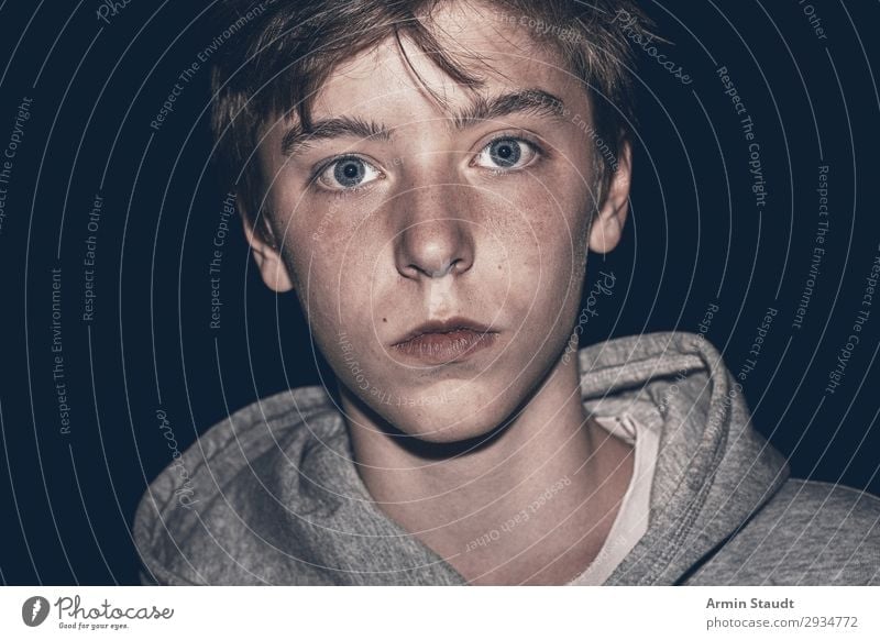Nachtaufnahme eines Jugendlichen Lifestyle ruhig Mensch maskulin Junge Junger Mann Gesicht 1 13-18 Jahre Kapuzenpullover einfach schön einzigartig Stimmung
