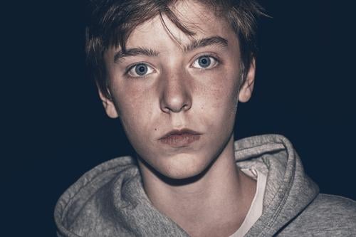 Nachtaufnahme eines Jugendlichen Lifestyle ruhig Mensch maskulin Junge Junger Mann Gesicht 1 13-18 Jahre Kapuzenpullover einfach schön einzigartig Stimmung