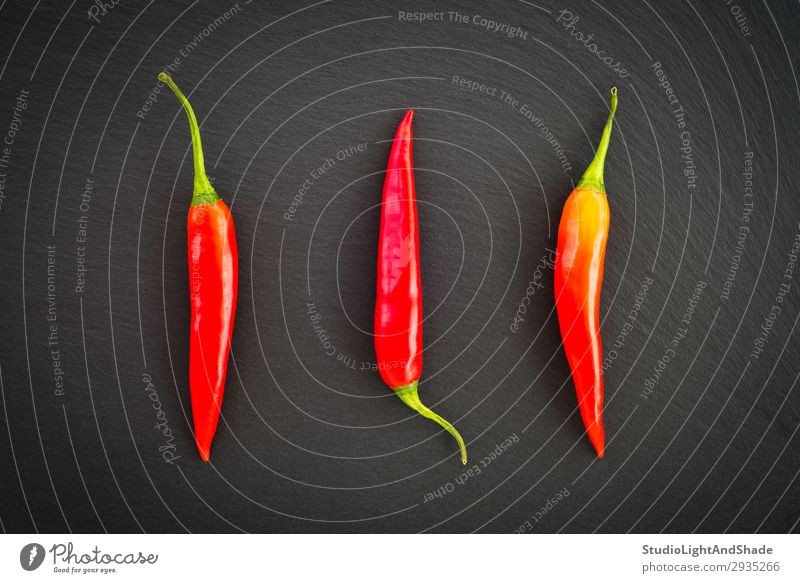 Rote scharfe Chilischoten auf dunklem Hintergrund Gemüse Kräuter & Gewürze Essen Vegetarische Ernährung Gesunde Ernährung dunkel einfach frisch heiß kalt