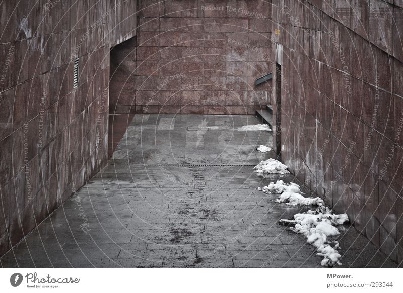 urban underground Stadt Stadtzentrum Tunnel Tor Architektur Verkehrswege Fußgänger Wege & Pfade Wegkreuzung hässlich trashig trist grau rot matschig