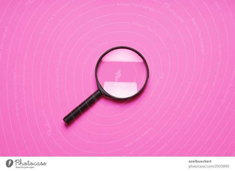 Lupe auf pinkem Hintergrund Zeichen beobachten rosa Zoomeffekt Hintergrundbild minimalistisch Suche Detektiv vergrößert Farbfoto Innenaufnahme Studioaufnahme