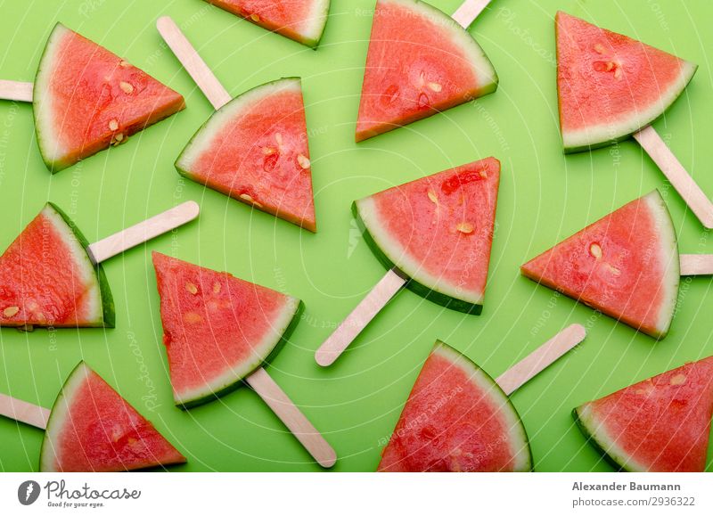 watermelon slices on green background Frucht Gesunde Ernährung Essen natürlich saftig grün rot Farbfoto Studioaufnahme