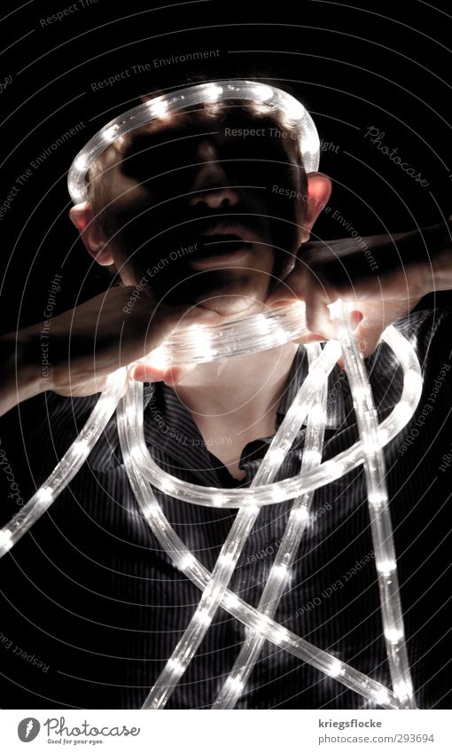 fesselndes Licht Kabel Seil Technik & Technologie maskulin Mann Erwachsene Leben 1 Mensch 18-30 Jahre Jugendliche Hemd fallen leuchten bedrohlich kalt Gefühle