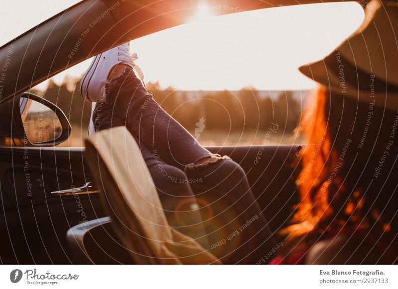 Modernes Hipster-Mädchen, das in einem Auto ruht und eine Karte liest. Lifestyle Freude Erholung lesen Ferien & Urlaub & Reisen Ausflug Abenteuer Sommer Sonne