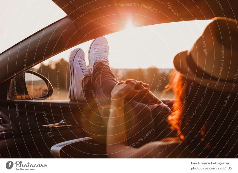 Modernes Mädchen ruht bei Sonnenuntergang in einem Auto. Lifestyle Freude Erholung Ferien & Urlaub & Reisen Ausflug Abenteuer Sommer feminin Junge Frau