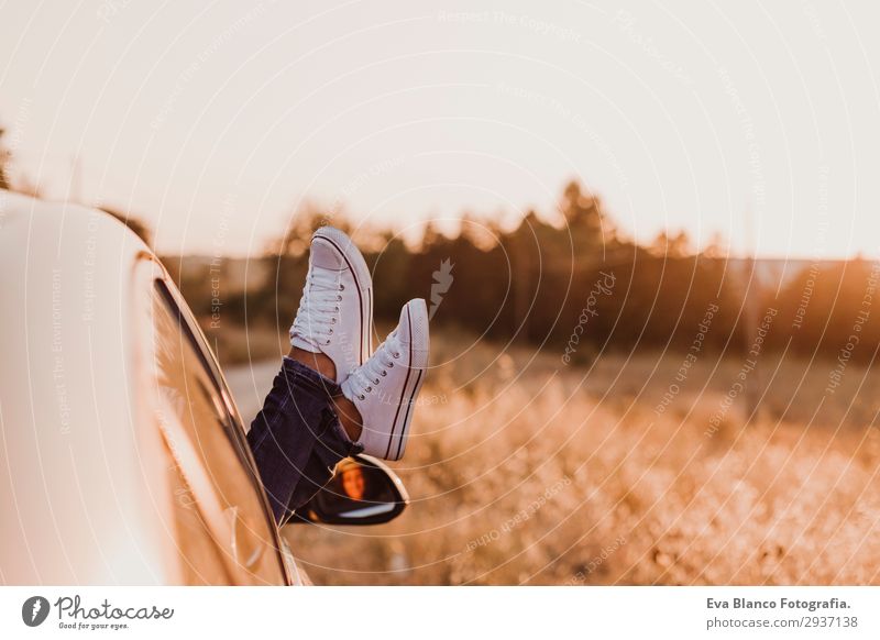 Modernes Hipstermädchen, das sich in einem Auto ausruht und die Aussicht bewundert. Lifestyle Freude Erholung Ferien & Urlaub & Reisen Ausflug Abenteuer Sommer