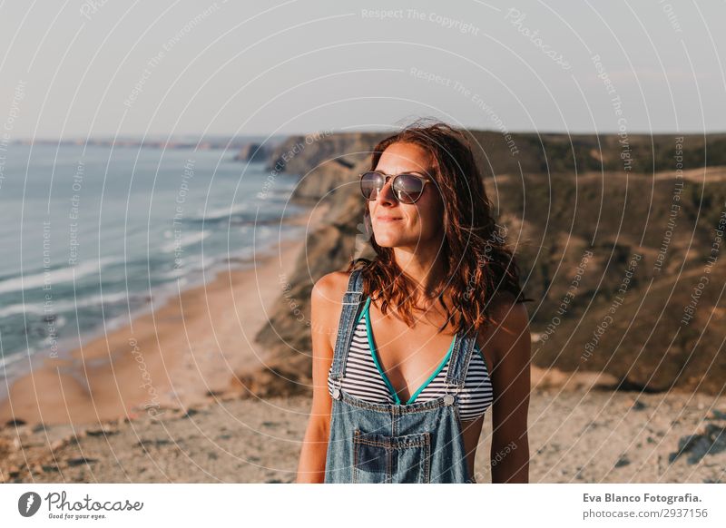 Porträt einer schönen, glücklichen jungen Frau im Freien Lifestyle Glück Ferien & Urlaub & Reisen Tourismus Abenteuer Freiheit Sommer Sonne Strand Meer