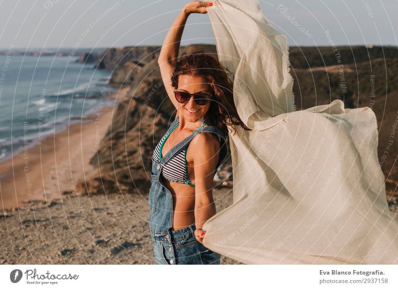 Porträt einer schönen, glücklichen jungen Frau im Freien Lifestyle Glück Spielen Ferien & Urlaub & Reisen Tourismus Abenteuer Freiheit Sommer Sonne Strand Meer