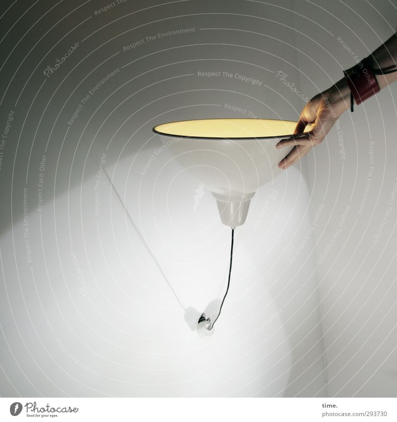 Die Erleuchtung Häusliches Leben Lampe Deckenlampe Technik & Technologie Energiewirtschaft Elektrizität Hand Finger 1 Mensch festhalten hängen Erwartung