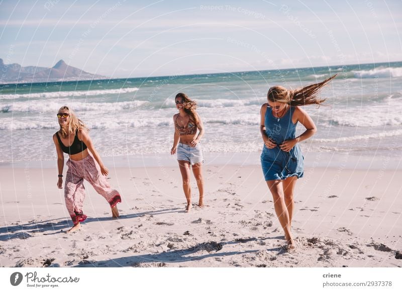 Freunde, die im Urlaub gemeinsam am Strand spazieren gehen. Freude Ferien & Urlaub & Reisen Sommer Meer Wellen Freundschaft Zusammensein laufen Kapstadt