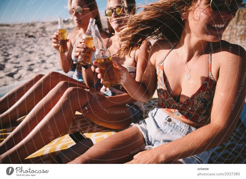 glückliche Freundinnen beim gemeinsamen Biertrinken am Strand Getränk Alkohol Freude Ferien & Urlaub & Reisen Sommer Geburtstag Freundschaft Lächeln