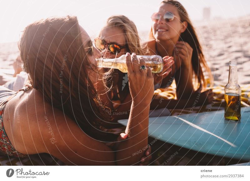 Gruppe von Freunden, die im Sommer am Strand Bier trinken. Alkohol Flasche Freude Glück Erholung Ferien & Urlaub & Reisen Sonne Freundschaft Zusammensein