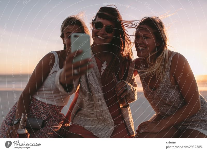 Gruppe von Freunden, die Selfie mit Telefon auf der Strandparty nehmen. Lifestyle Freude Glück Ferien & Urlaub & Reisen Sommer Technik & Technologie