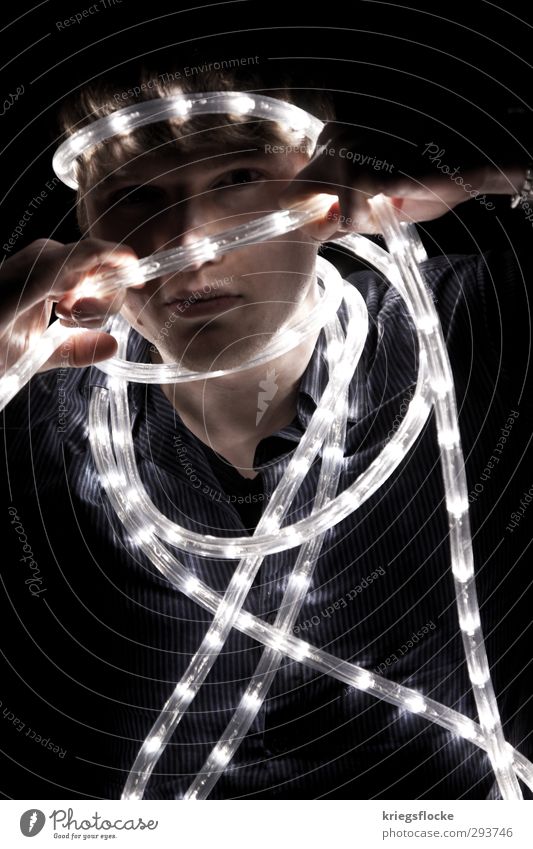 fesselndes Licht II Gesicht Kabel Seil Technik & Technologie maskulin Mann Erwachsene 1 Mensch 18-30 Jahre Jugendliche dunkel Neugier Coolness Willensstärke