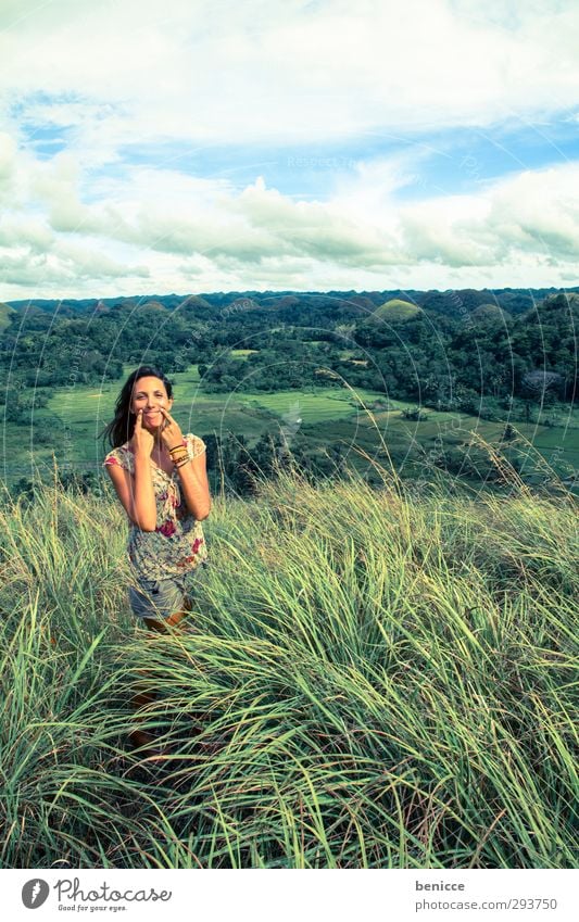 keep on smiling lachen Lächeln Freude Frau Mensch Natur Wiese Himmel Wind Porträt Kaukasier weiß Europäer Kleid Sommer Humor Gras Hügel Philippinen