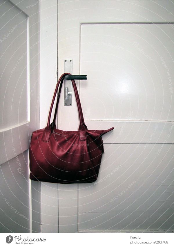 rote Tasche alt modern feminin weiß Fröhlichkeit Ordnungsliebe Reinlichkeit Sauberkeit Mode Tür Toilette Leder Farbfoto Blitzlichtaufnahme