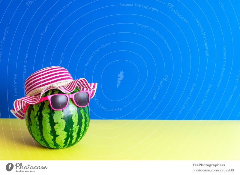 Lustige Wassermelone mit Sonnenbrille. Sommer-Konzept. Frucht Stil Freude Glück Gesunde Ernährung Erholung Freizeit & Hobby Ferien & Urlaub & Reisen Tourismus