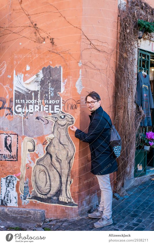 Junger Mann interagiert mit Streetart an Häuserwand Italien Rom Sightseeing Städtereise Stadt Aussicht Reisefotografie Ferien & Urlaub & Reisen Ausflug Wand
