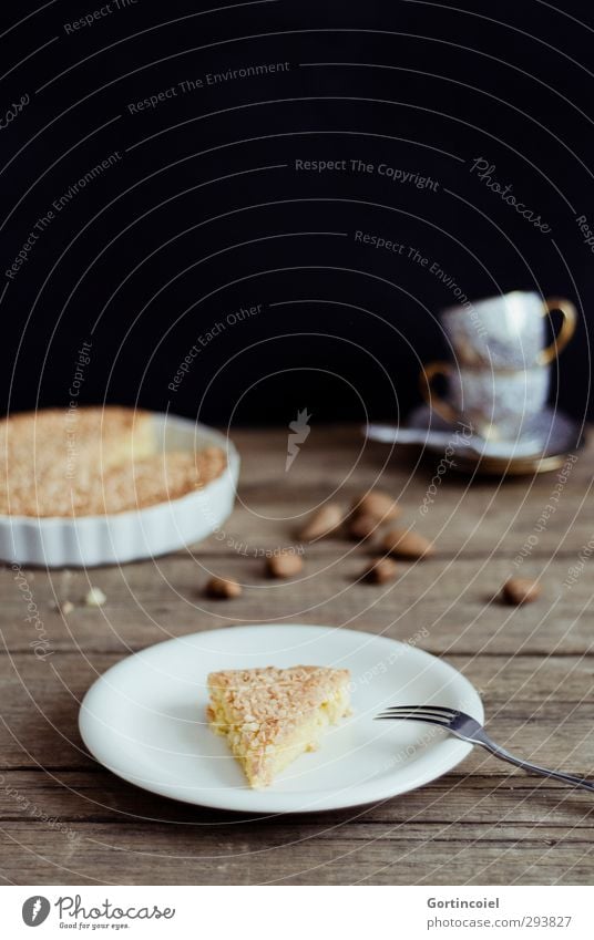Schwedischer Mandelkuchen Lebensmittel Teigwaren Backwaren Kuchen Süßwaren Ernährung Kaffeetrinken Slowfood Teller Tasse Gabel lecker süß Kuchengabel Holztisch